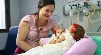 Siamesas Lara e Larissa recebem alta do Hecad após nove meses de internação